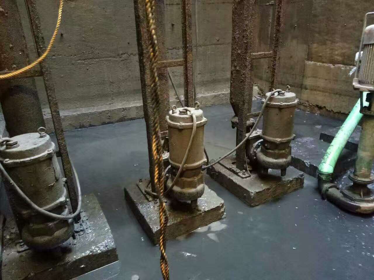 红原污水池清理